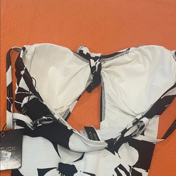 Black & White One Piece w Cut Out - Picture 8 of 10